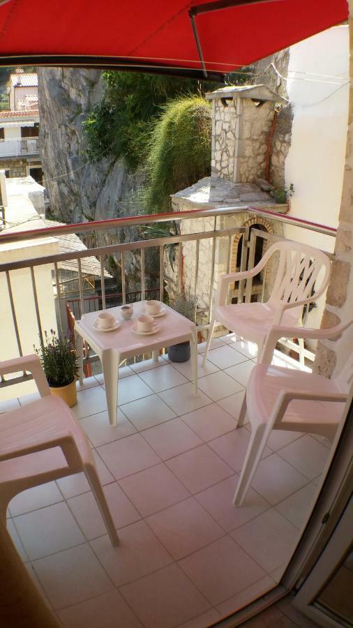 Apartments Iva Und Franka أوميس المظهر الخارجي الصورة